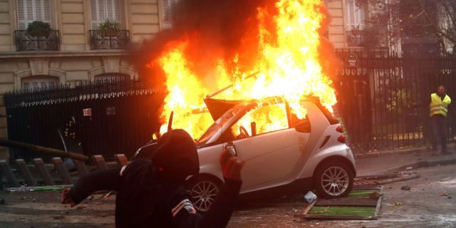 1543768071_709_Macron-tours-damaged-Arc-de-Triomphe-after-Paris-riots.jpg