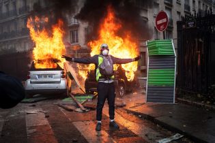 paris_riots_burning_smart_cars_photo_by_etienne_de_malglaive-getty_images_0.jpg